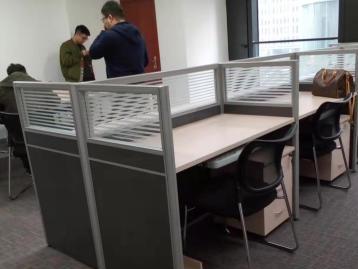 成都辦公用品廠家批發 一站式采購工位桌、隔斷屏風、辦公桌椅、培訓桌、電腦桌及通訊設備